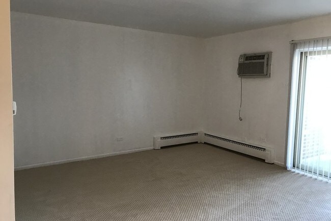 Large living room - 2407 N Kennicott Dr