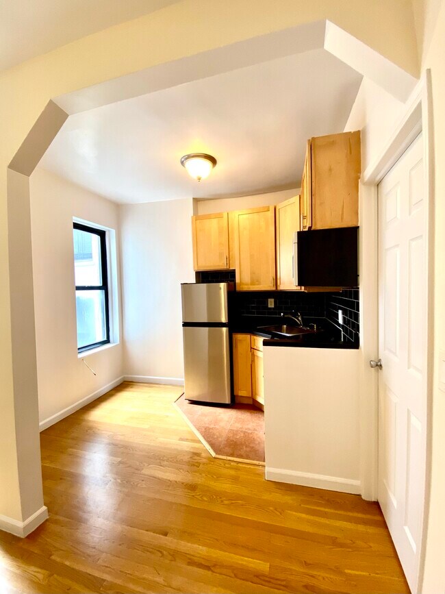 Building Photo - 230 E 78th St