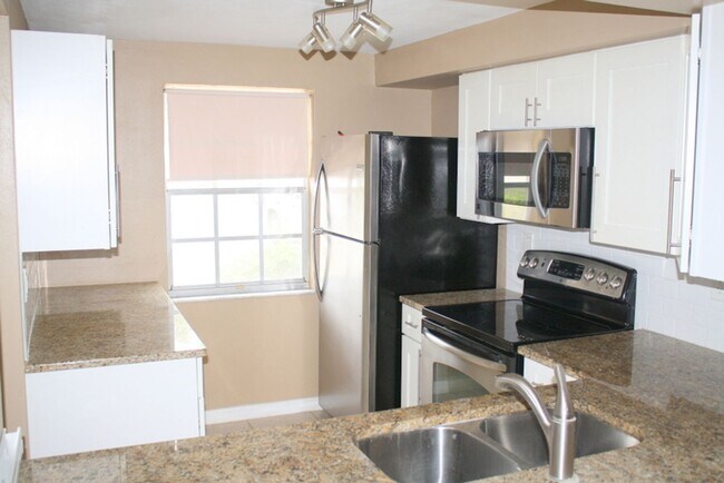 Building Photo - Completely Updated Condo
