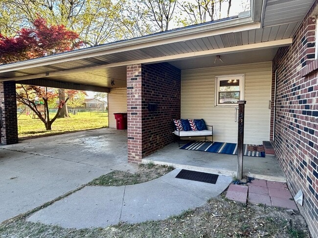 Building Photo - 833 Stanford Dr