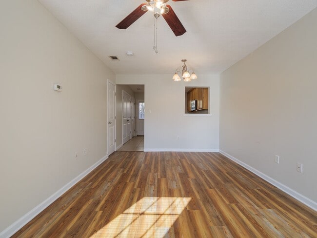 Building Photo - 2 bd/ 2.5 bathroom townhome located in Val...