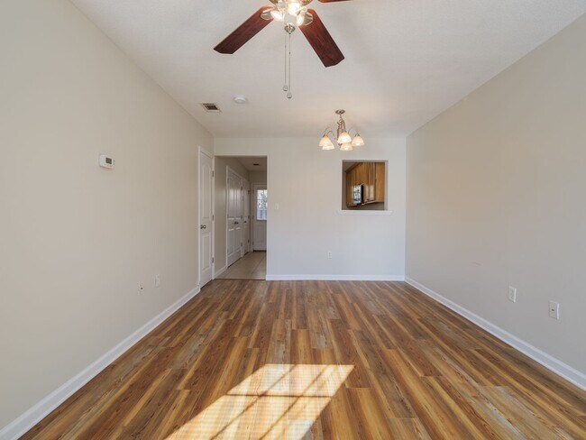 Building Photo - 2BD/2.5B Townhome in Valdosta!