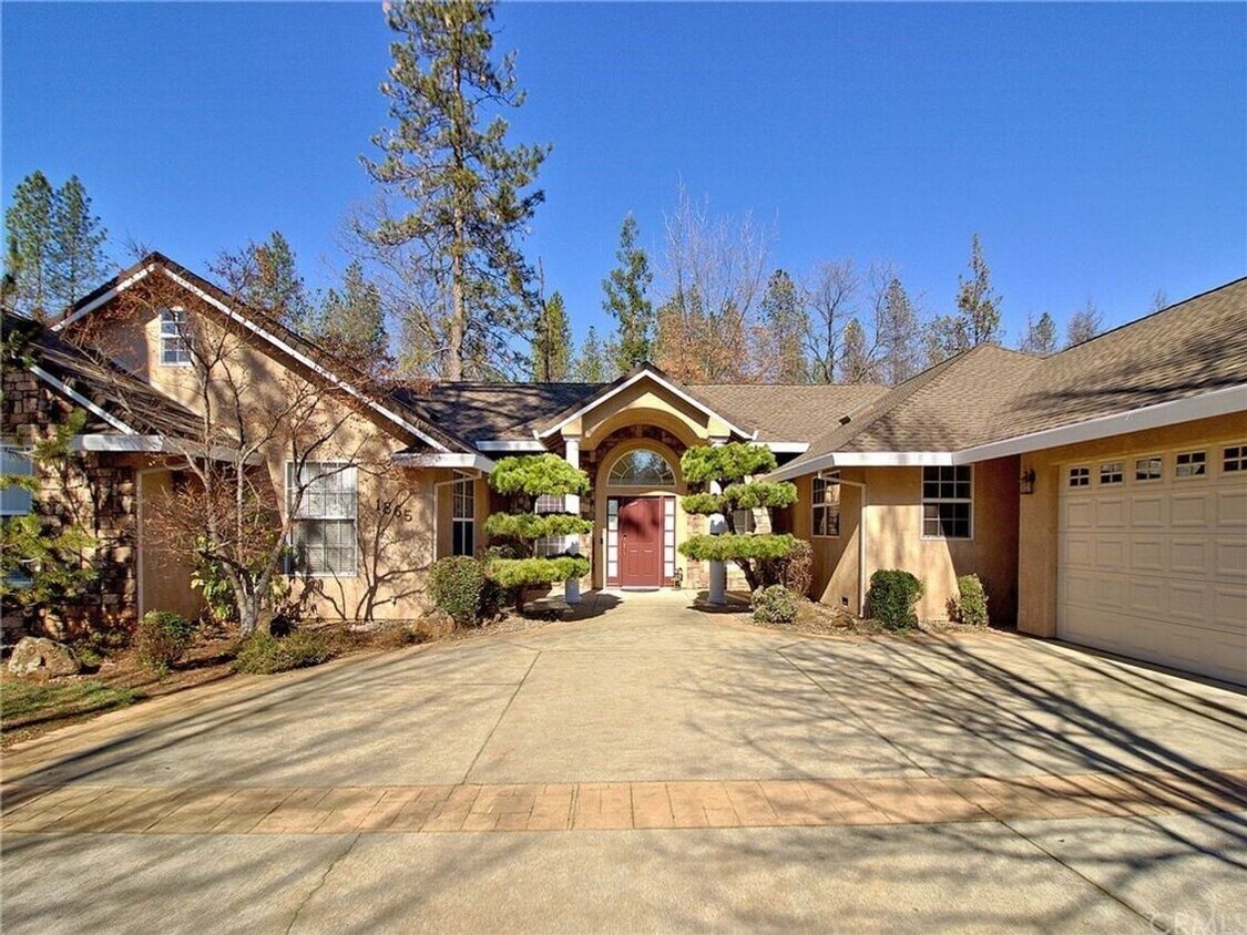 Foto principal - Beautiful Home in Rising Community complet...