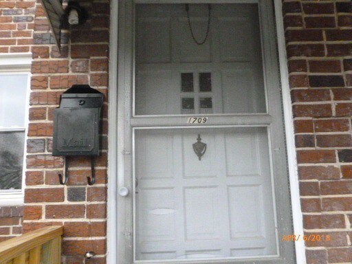 Building Photo - Updated Twin Home Available in Norristown!