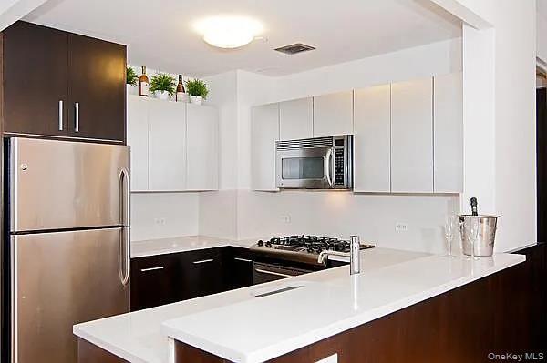 Foto principal - 13-11 Jackson Ave