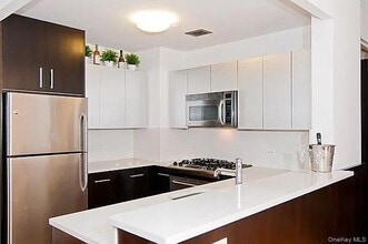 Building Photo - 13-11 Jackson Ave Building Photo - 13-11 Jackson Ave