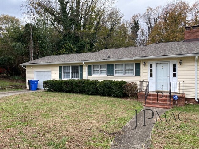 Building Photo - 4/2 Minutes from Haywood Rd