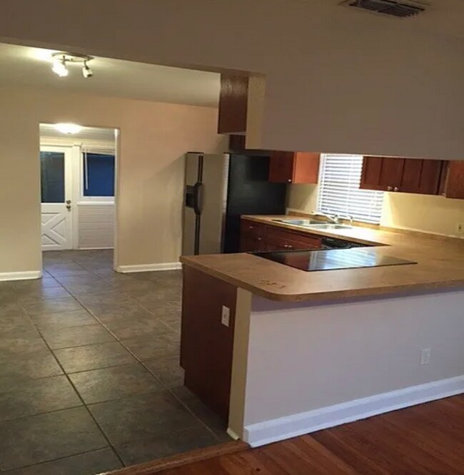 Foto del edificio - 1010 N Fern Creek Ave