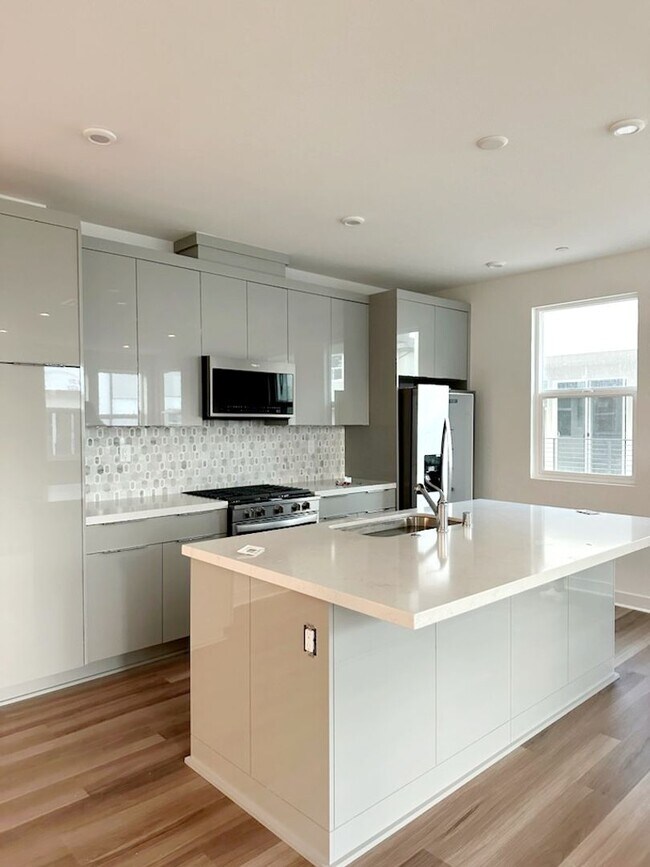 Building Photo - Elegant Townhouse