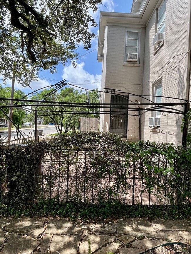 Photo - Move In Special! *LOCATION* Fabulous 1/1 with extra space ONE BLOCK off the St Mary's strip and c... House