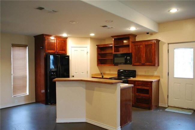 Building Photo - 450 Hickory Creek Ct