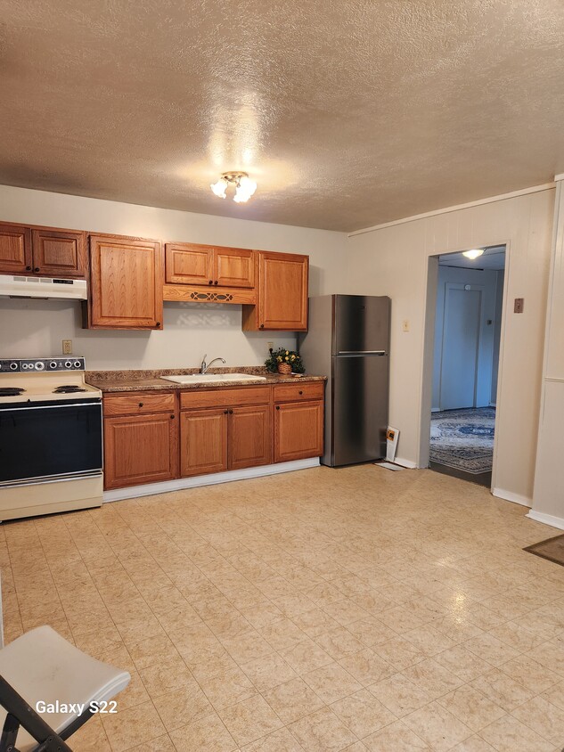 Kitchen with Stove & Fridge - 3066 Glen Mawr St