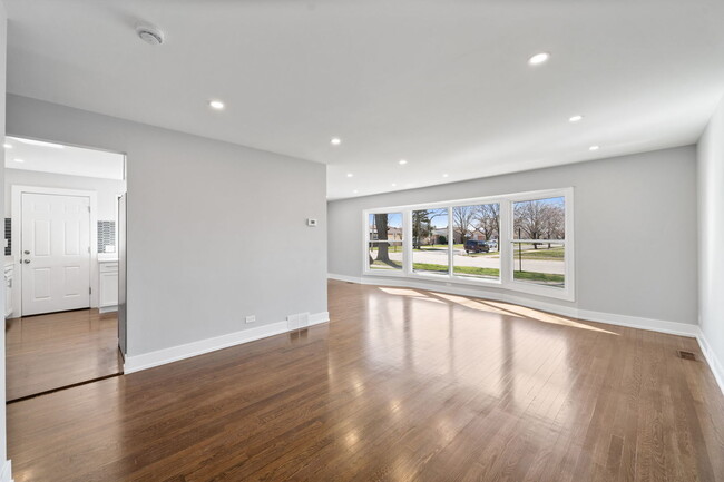 Building Photo - 7838 W Park Ave