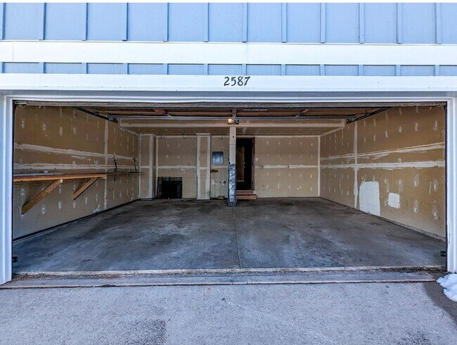 Building Photo - Two Story 3 bedroom +Loft townhome with a ...