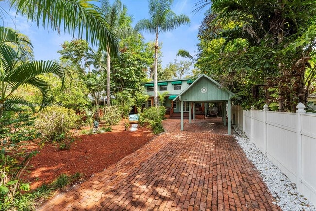 Building Photo - 918 Tequesta St