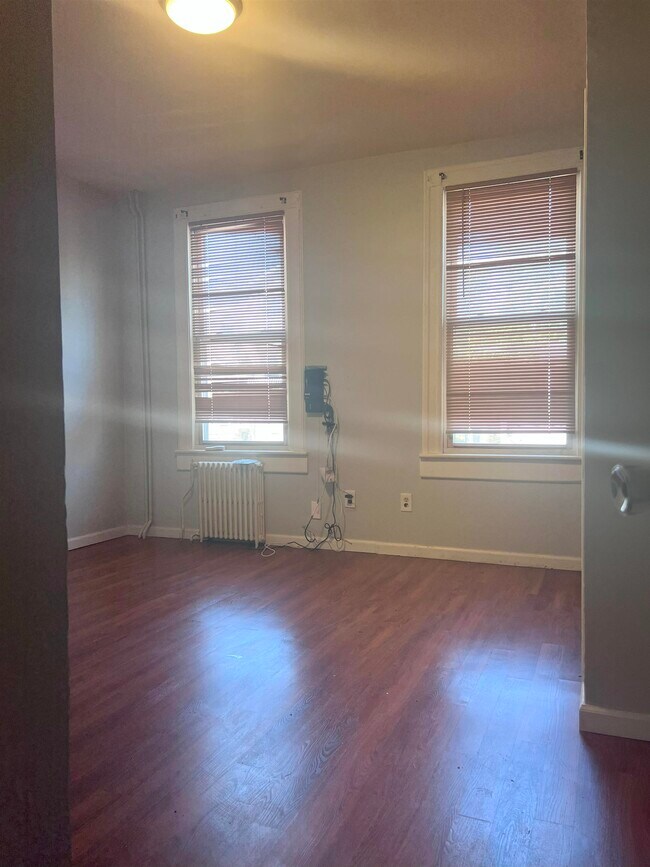 Building Photo - 123 Zabriskie St