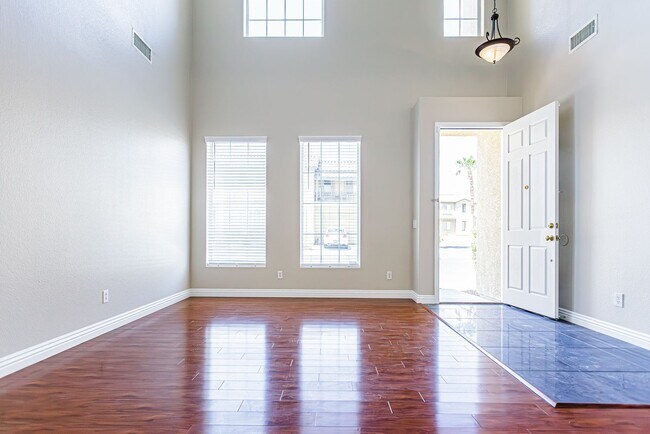 Foto del edificio - 2 Master Suites in a gated community