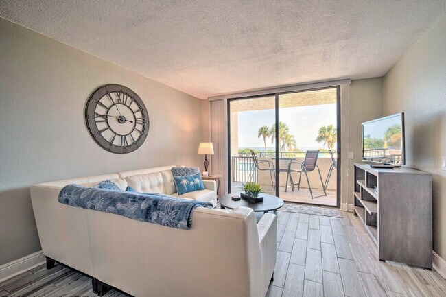 Building Photo - 6105 Sea Ranch Dr