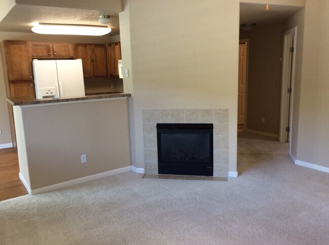 Building Photo - 2 bedroom Condo in a gated community. 1 Ca...