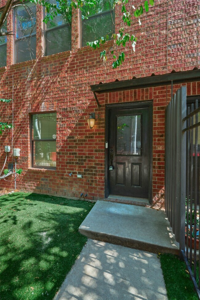 Building Photo - 2422 Navigation Blvd