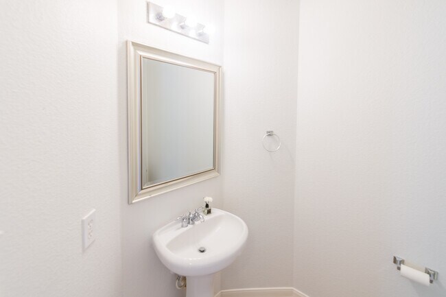Foto del edificio - 5111 Juniper Walk Ln