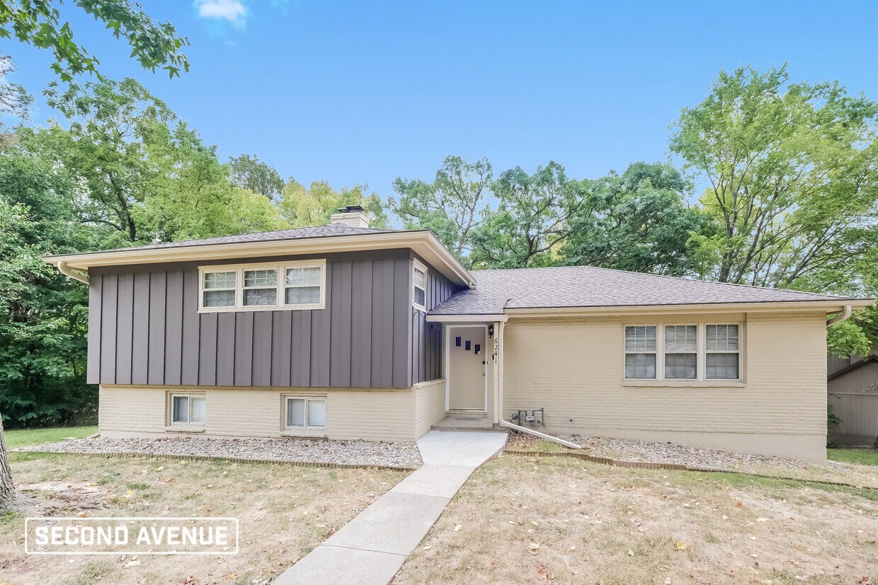 Primary Photo - 6241 N Robinhood Ln