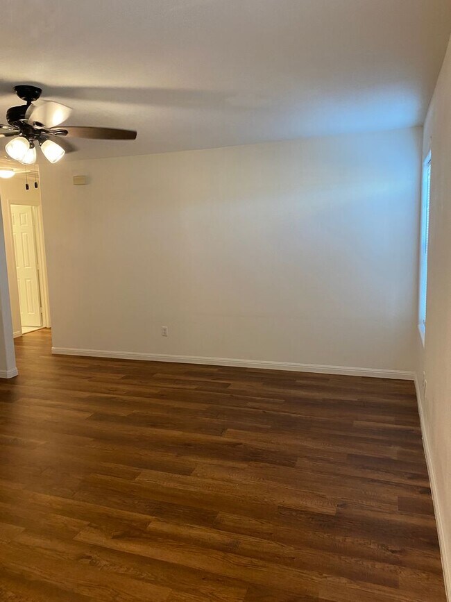 Foto del edificio - 1500 Zephyr Ln