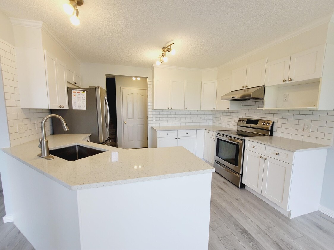 Primary Photo - 3550 McLean Crescent SW