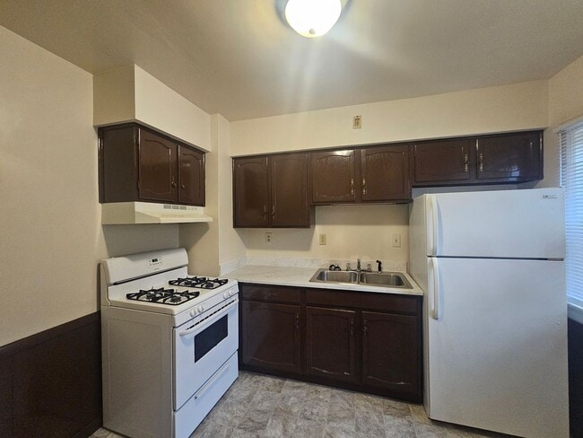 Building Photo - 126 E 38th St