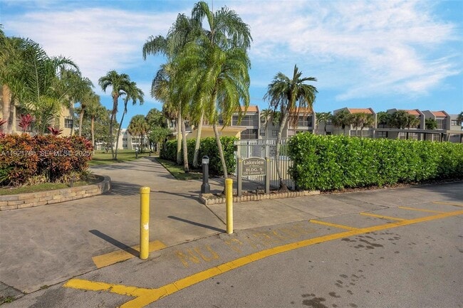 Foto del edificio - 230 Lakeview Dr