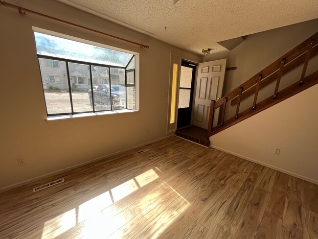 Building Photo - 2924 Ross Dr