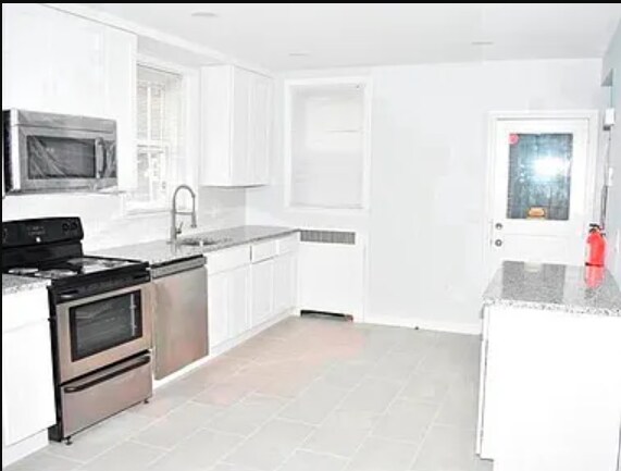 Foto del edificio - 5726 Woodbine Ave