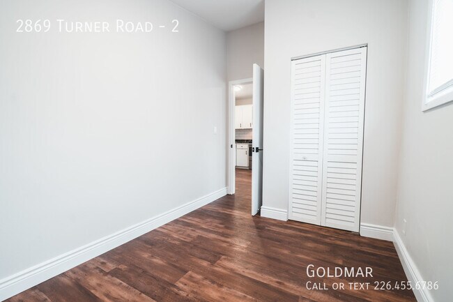 Photo du bâtiment - Centrally Located And Newly Renovated!