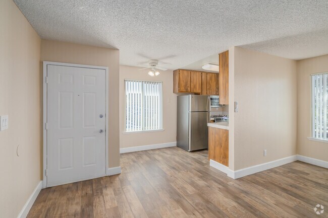 1 habitación, 1 baño - 560 pies cuadrados con gabinetes marrones - Comedor - Hazel Wood Apartments