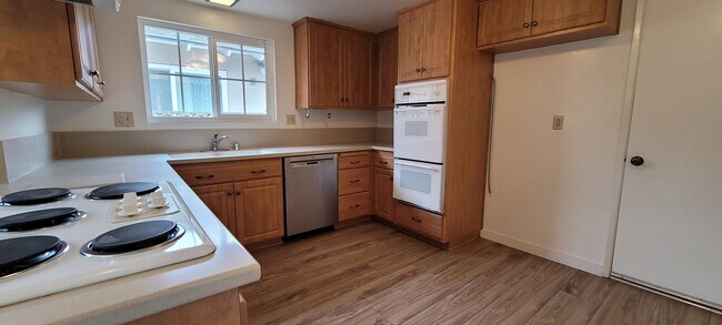 Building Photo - Oxnard - 4+2 Single Family Home w/ 2-Car g...