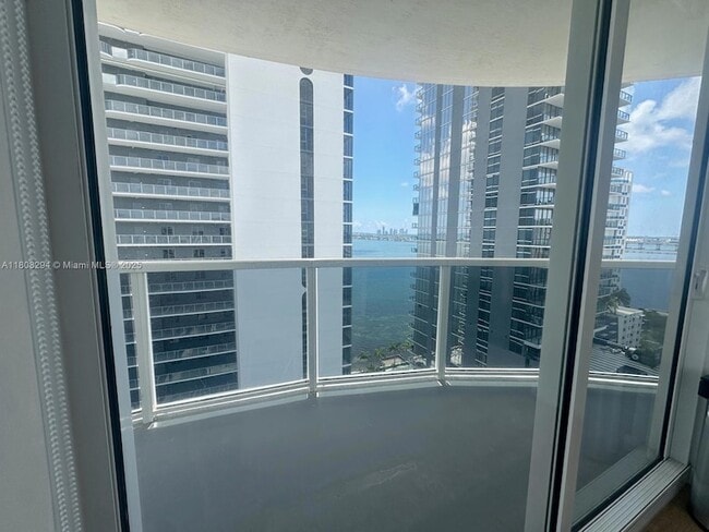 Foto del edificio - 601 NE 23rd St