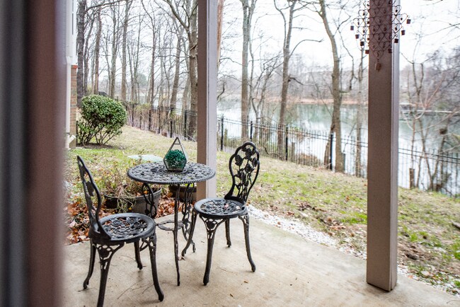 Foto del edificio - 9716 Lake Point Ct