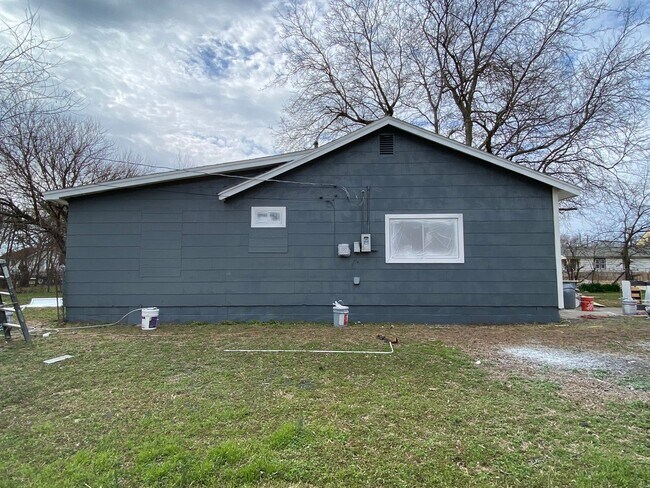 Building Photo - Fantastic Sand Springs Home