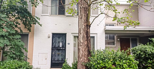 Foto del edificio - Sunlit 2 Bed 1 Bath, 3 Level Townhome in S...