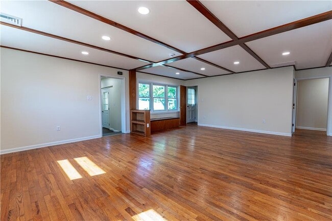 Building Photo - 6350 Robin Ln
