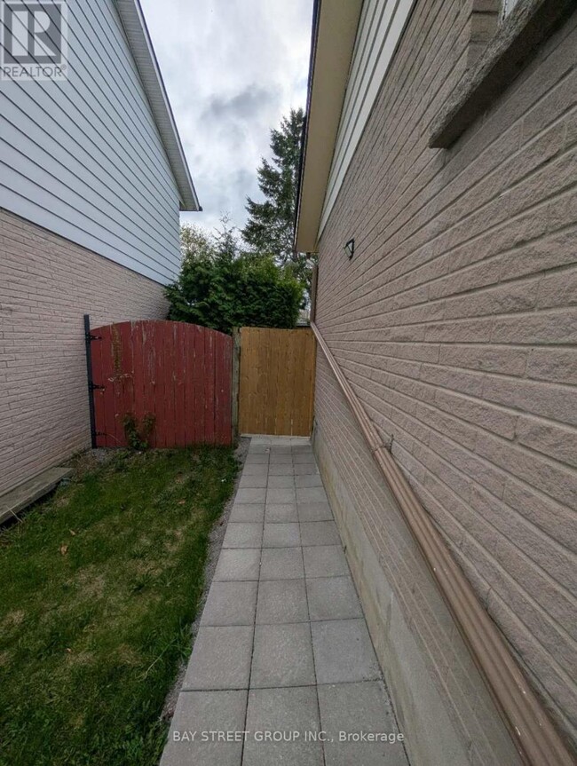 Building Photo - 892 Carnaby Crescent