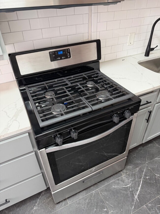 Building Photo - Charming 1 Bedroom ni CWE *1st Floor unit