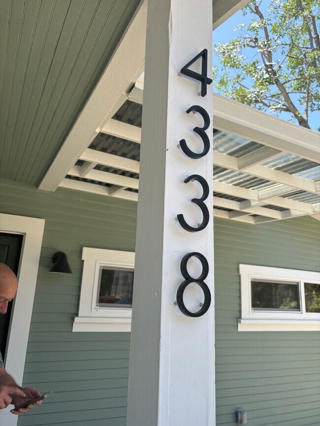 Building Photo - Newly renovated 2 bedroom 2 bathroom in a great location