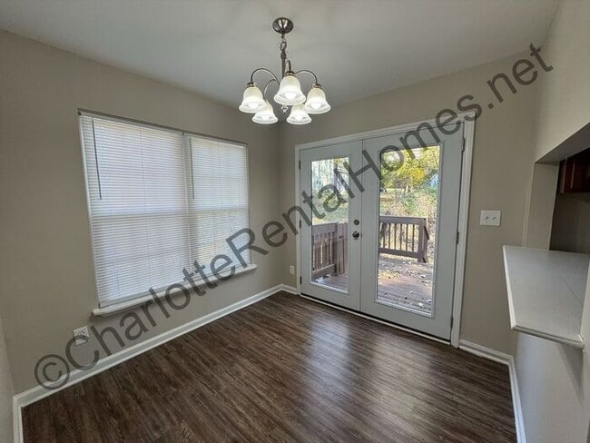 Foto del edificio - Rocking Chair front porch in Mint Hill!