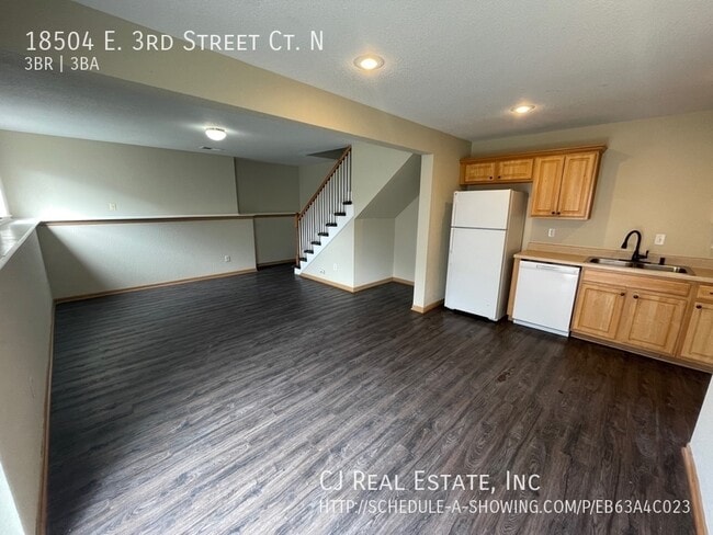 Building Photo - 18504 E 3rd St Ct N