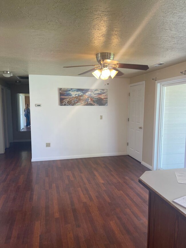 Building Photo - Well maintained 3 bedroom 2 bathroom, 1 ca...