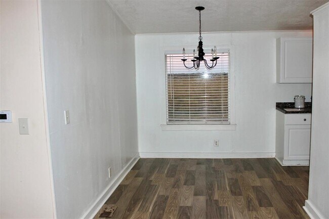 Building Photo - 705 Hackberry Ln