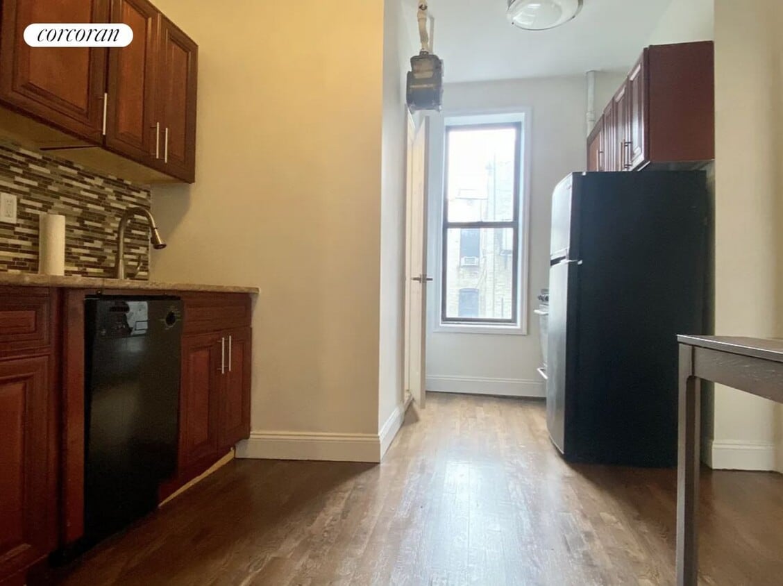 Primary Photo - 215 E 4th St