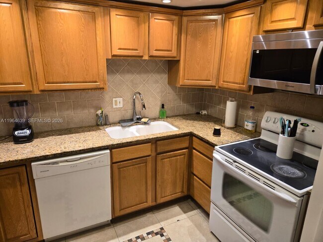 Building Photo - 4156 Inverrary Dr