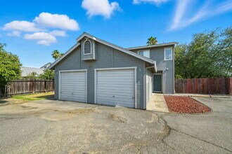 Building Photo - 557 Kenbrook Ct